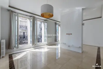 un appartement à Paris