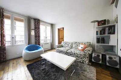 un appartement à Paris