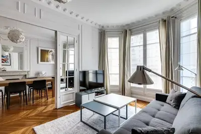 un appartement à Paris