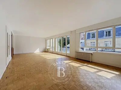 un appartement à Paris