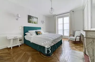 un appartement à Paris