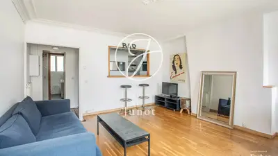 un appartement à Paris