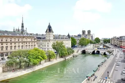 un appartement à Paris