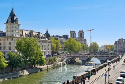 un appartement à Paris