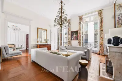 un appartement à Paris