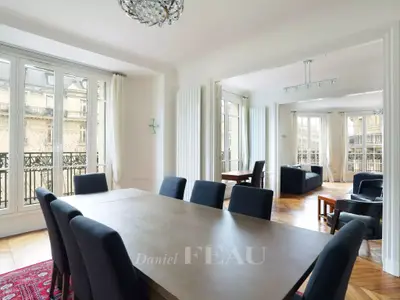 un appartement à Paris