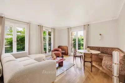 un appartement à Paris