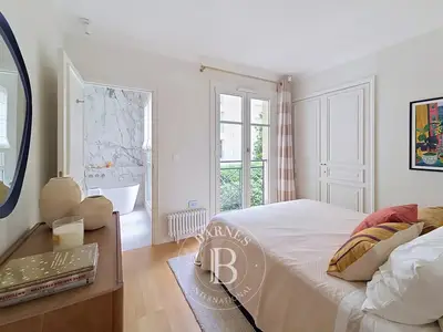 un appartement à Paris