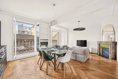 un appartement à Paris