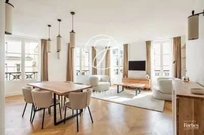 un appartement à Paris