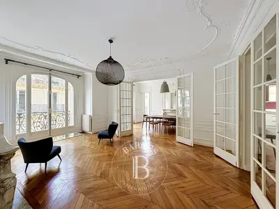 un appartement à Paris