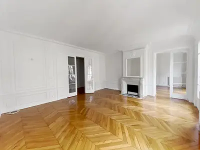 un appartement à Paris