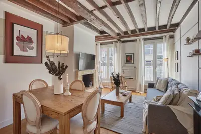 un appartement à Paris