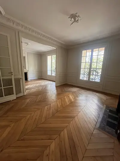 un appartement à Paris