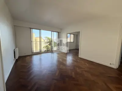 un appartement à Paris