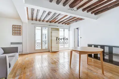un appartement à Paris