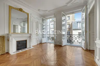 un appartement à Paris