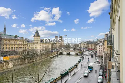 un appartement à Paris