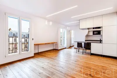 un appartement à Paris