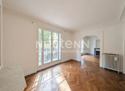 un appartement à Paris