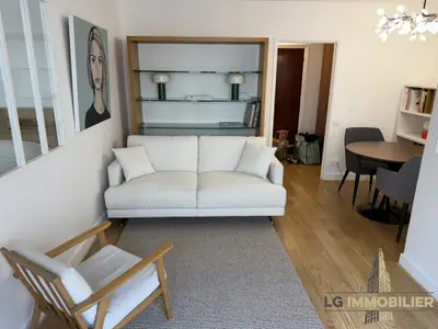 un appartement à Paris