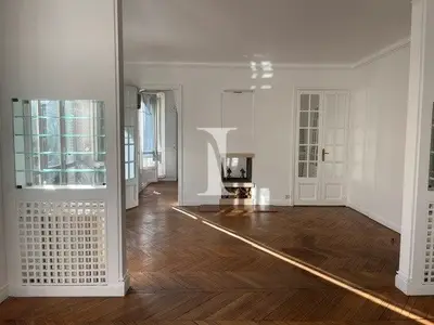 un appartement à Paris