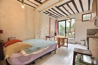 un studio à Paris