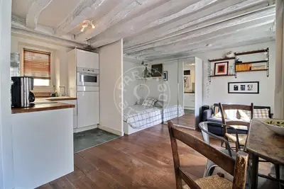 un studio à Paris