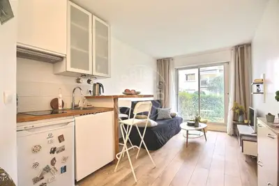 un studio à Paris