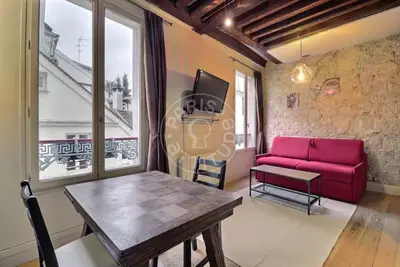 un studio à Paris
