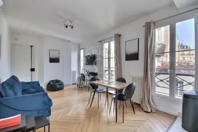 un studio à Paris