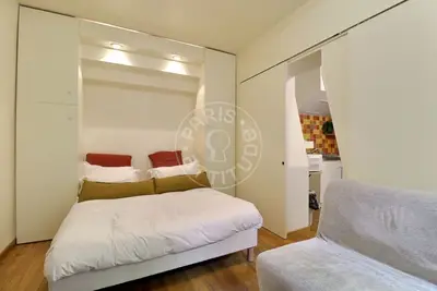 un studio à Paris