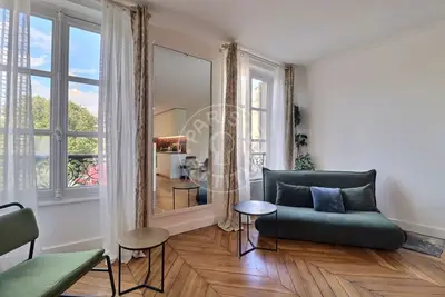 un studio à Paris