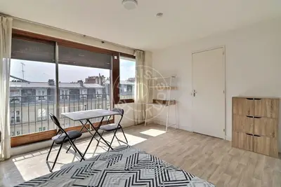 un studio à Paris