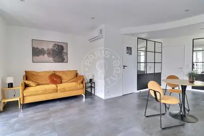 un studio à Paris