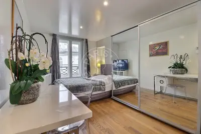 un studio à Paris