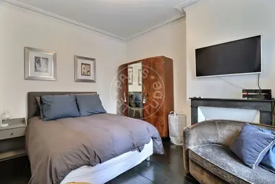 un studio à Paris