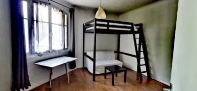 un studio à Paris