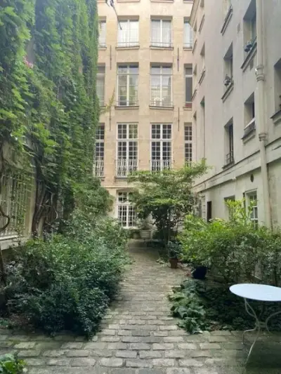 un studio à Paris