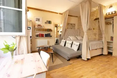 un studio à Paris