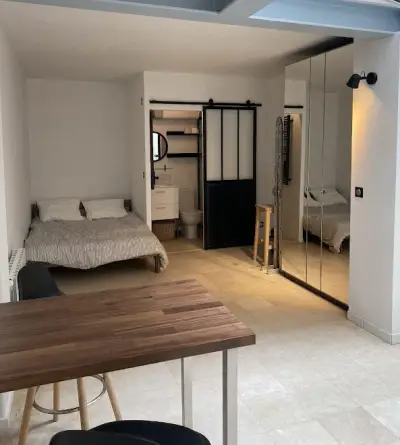 un studio à Paris