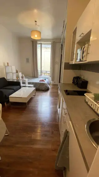 un studio à Paris