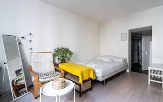 un studio à Paris