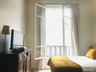 Spacieux studio idéalement situé/ 50m du Métro