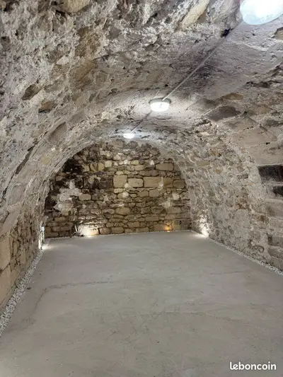 Cave voûtée rénovée – 56 m² – Paris 1er
