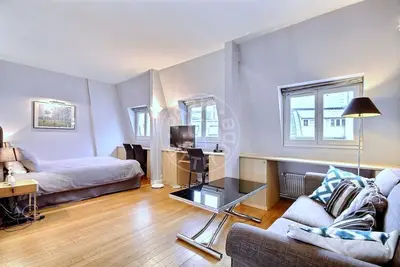 Studio 38m² Champs-Elysées, Paris 8 Lift 1 720 € /Month Available from 21 Aug 2026