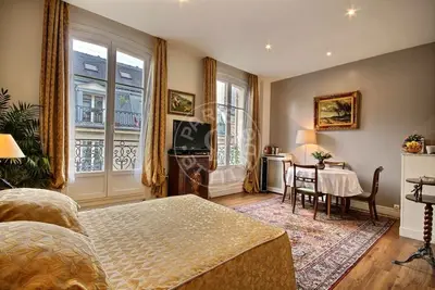 Studio 30m² 4 (1) Champs-Elysées, Paris 8 Balcony • Lift 1 452 € /Month Available from 01 Jan 2027