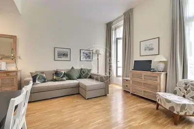 Studio 28m² 4.5 (8) Grands Magasins / La Fayette, Paris 9 Air conditioning • Lift 1 505 € /Month Available from 01 Oct 2026