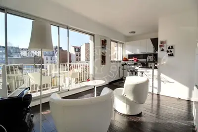 Studio 29m² Buttes-Chaumont, Paris 19 Balcony • Lift 1 100 € /Month Available from 14 Sep 2026