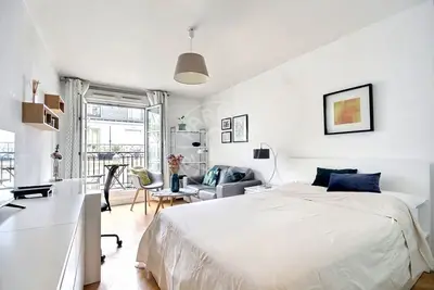 Studio 30m² 5 (1) Temple, Paris 3 Balcony • Lift 1 590 € /Month Available from 11 Feb 2027